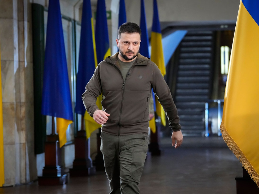 Wolodymyr Selenskyj, Präsident der Ukraine, kommt am 23. April 2022 zu einer Pressekonferenz in einer zentralen U-Bahn-Station der Hauptstadt Kyjiw.