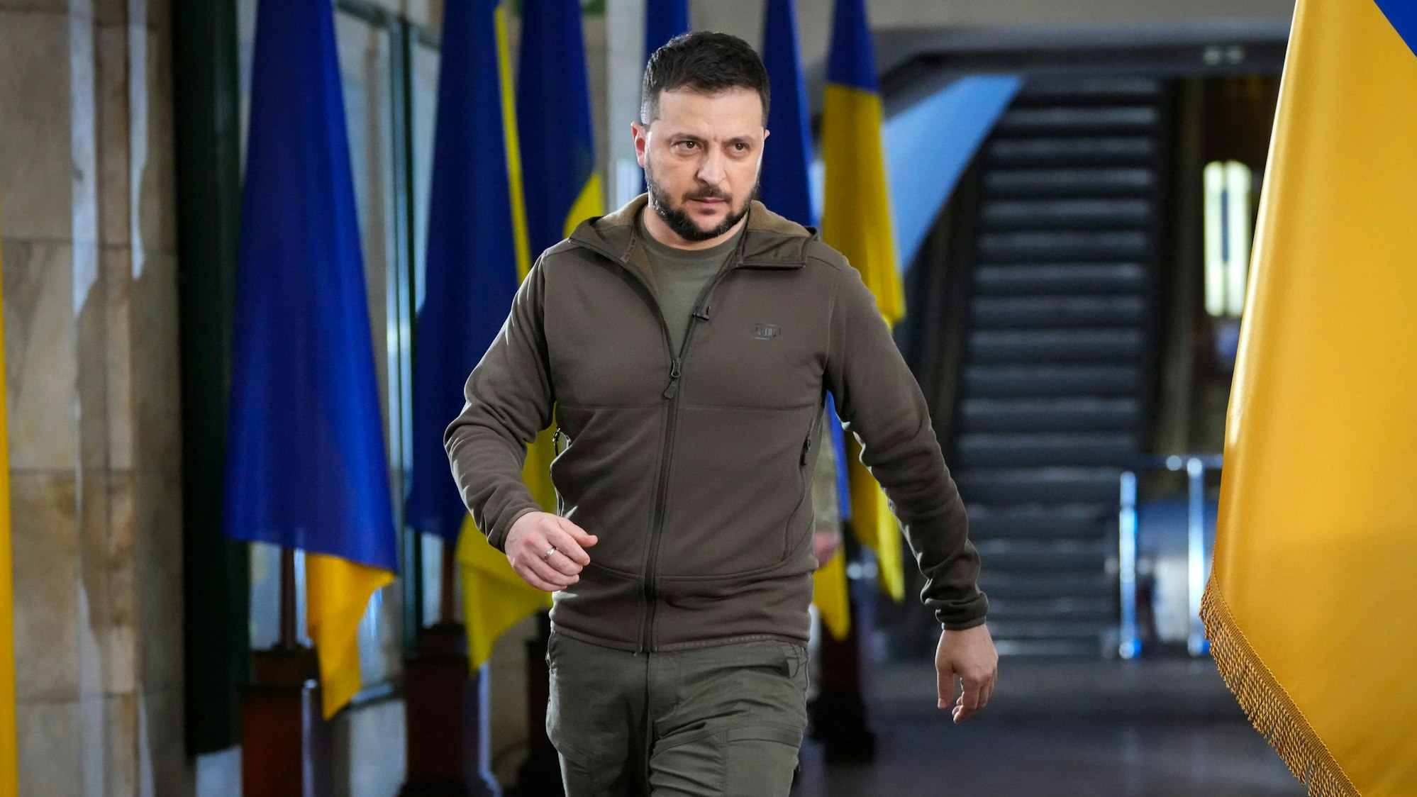 Wolodymyr Selenskyj, Präsident der Ukraine, kommt am 23. April 2022 zu einer Pressekonferenz in einer zentralen U-Bahn-Station der Hauptstadt Kyjiw.