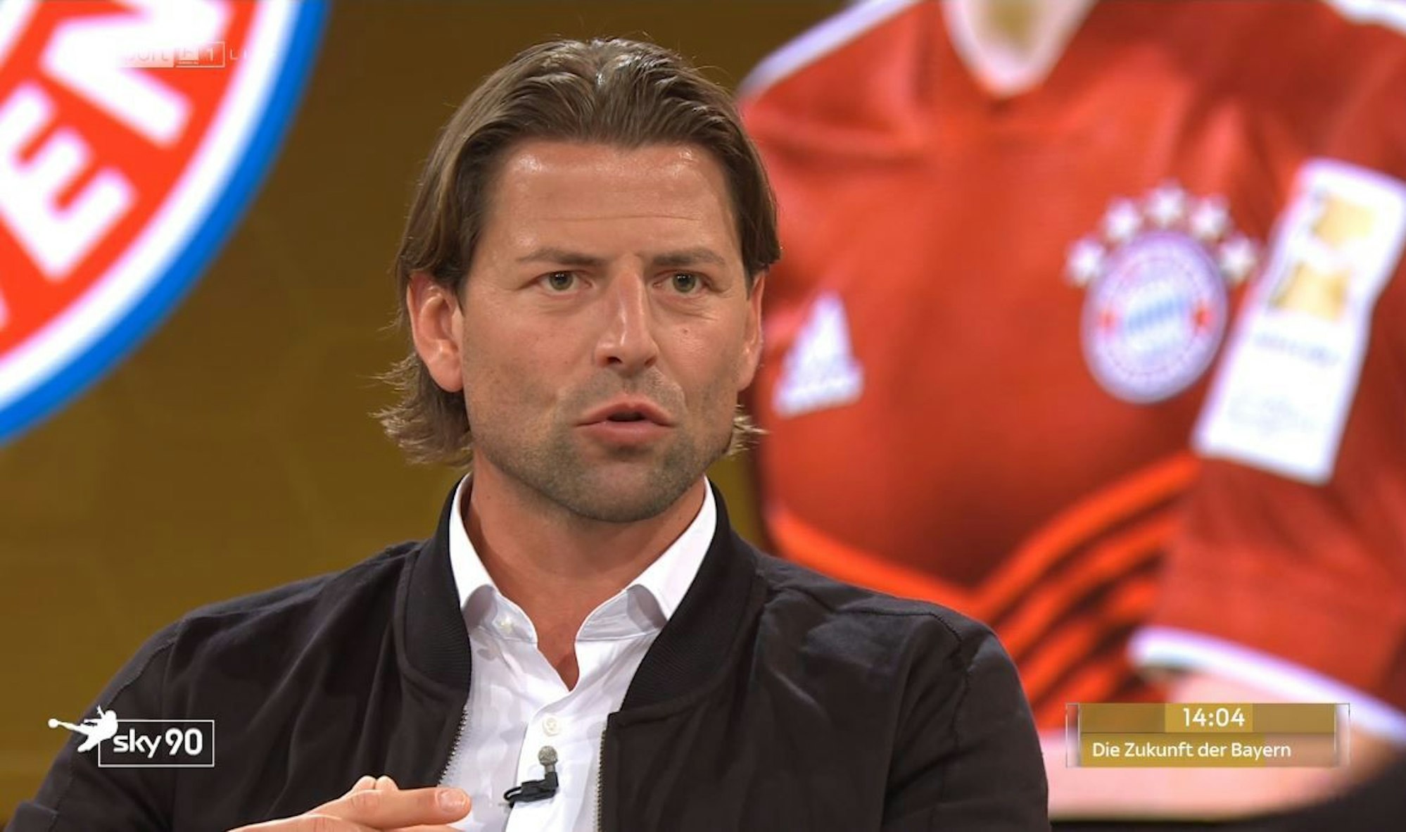 Roman Weidenfeller sitzt im Sky-TV-Studio.