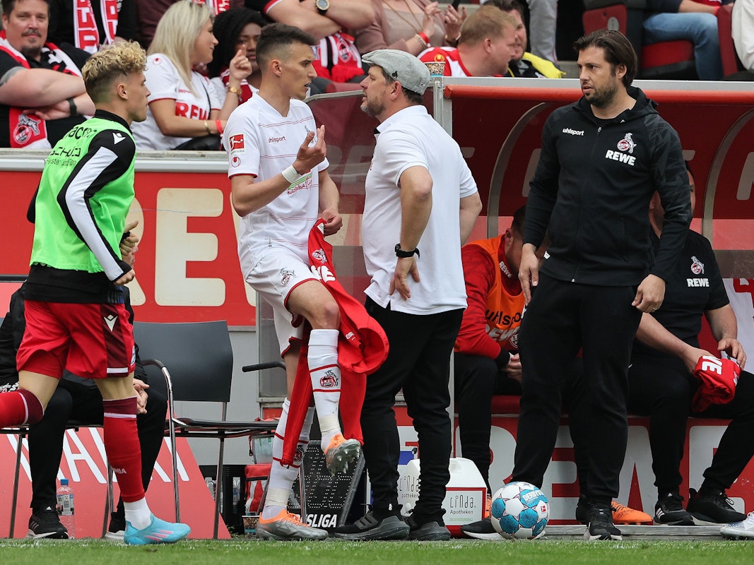 Dejan Ljubicic (1. FC Köln) zeigt Steffen Baumgart an, wie er getreten wurde.