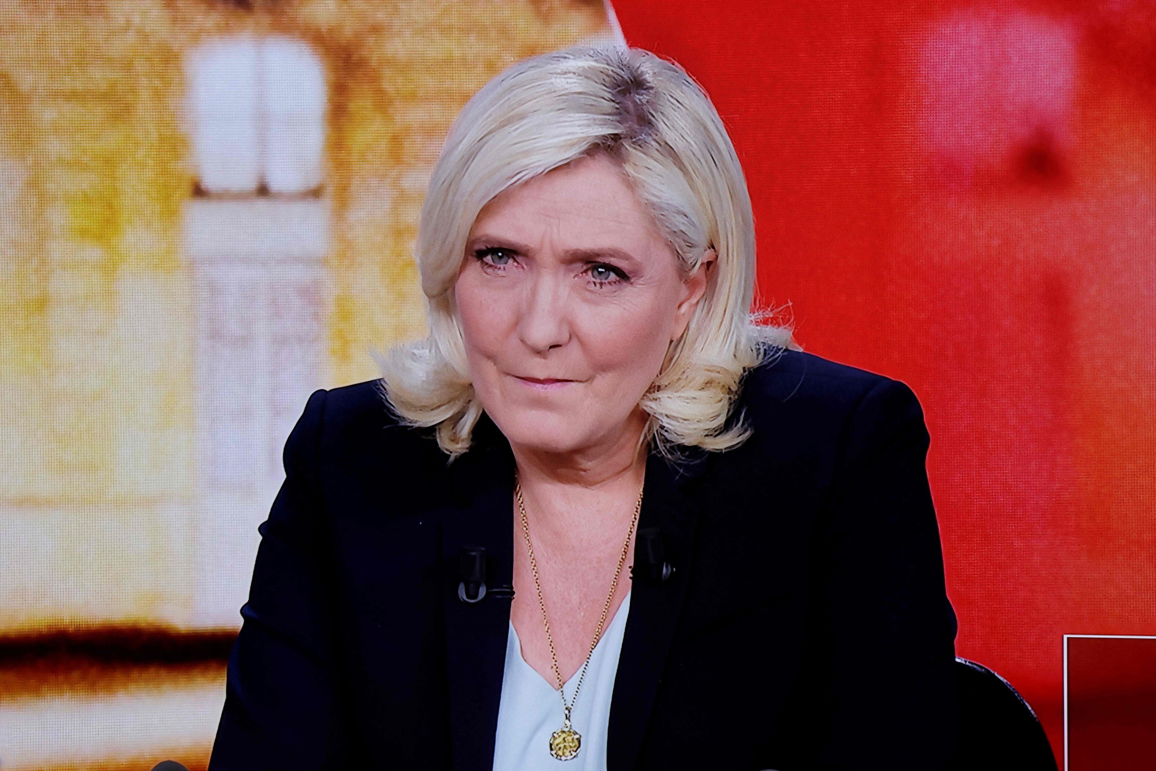 Tritt am Sonntag in der Stichwahl gegen Präsident Emmanuel Macron an: Marine Le Pen (hier bei der TV-Debatte am 20. April). Was würde passieren, wenn sie die Wahl gewinnt?