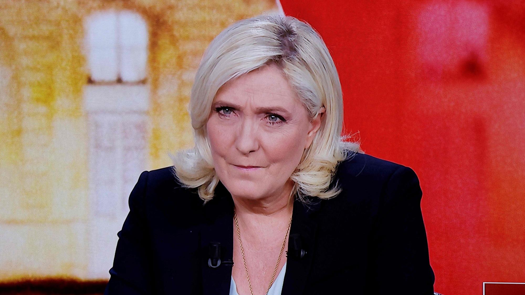 Tritt am Sonntag in der Stichwahl gegen Präsident Emmanuel Macron an: Marine Le Pen (hier bei der TV-Debatte am 20. April). Was würde passieren, wenn sie die Wahl gewinnt?