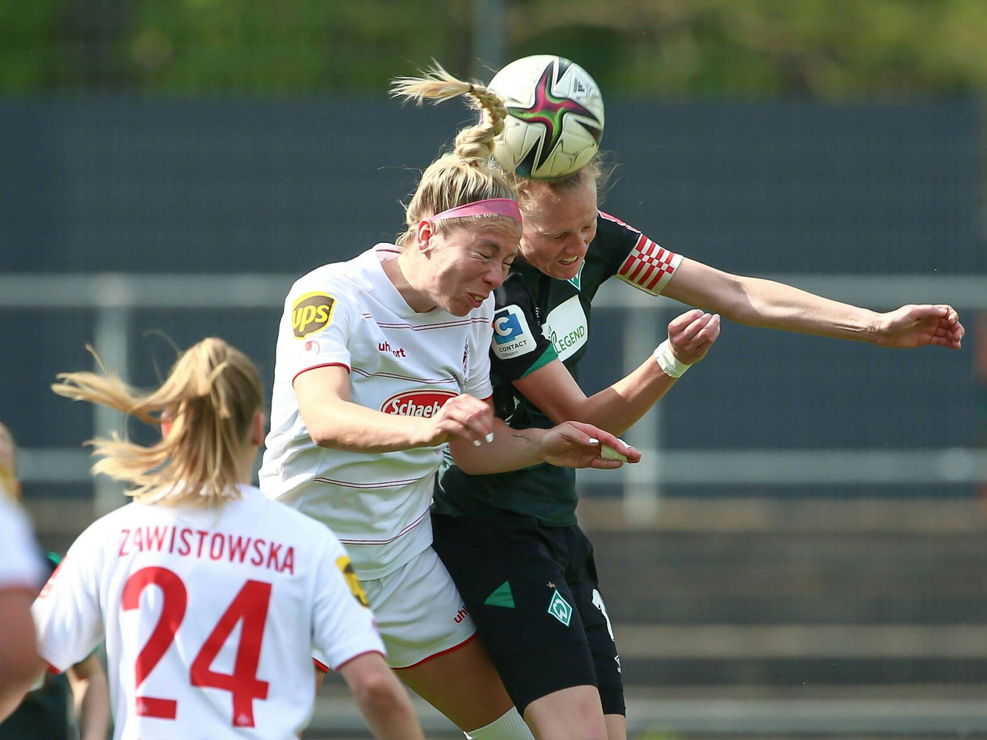 Sharon Beck (Köln) im Zweikampf gegen Bremens Lina Hausicke.