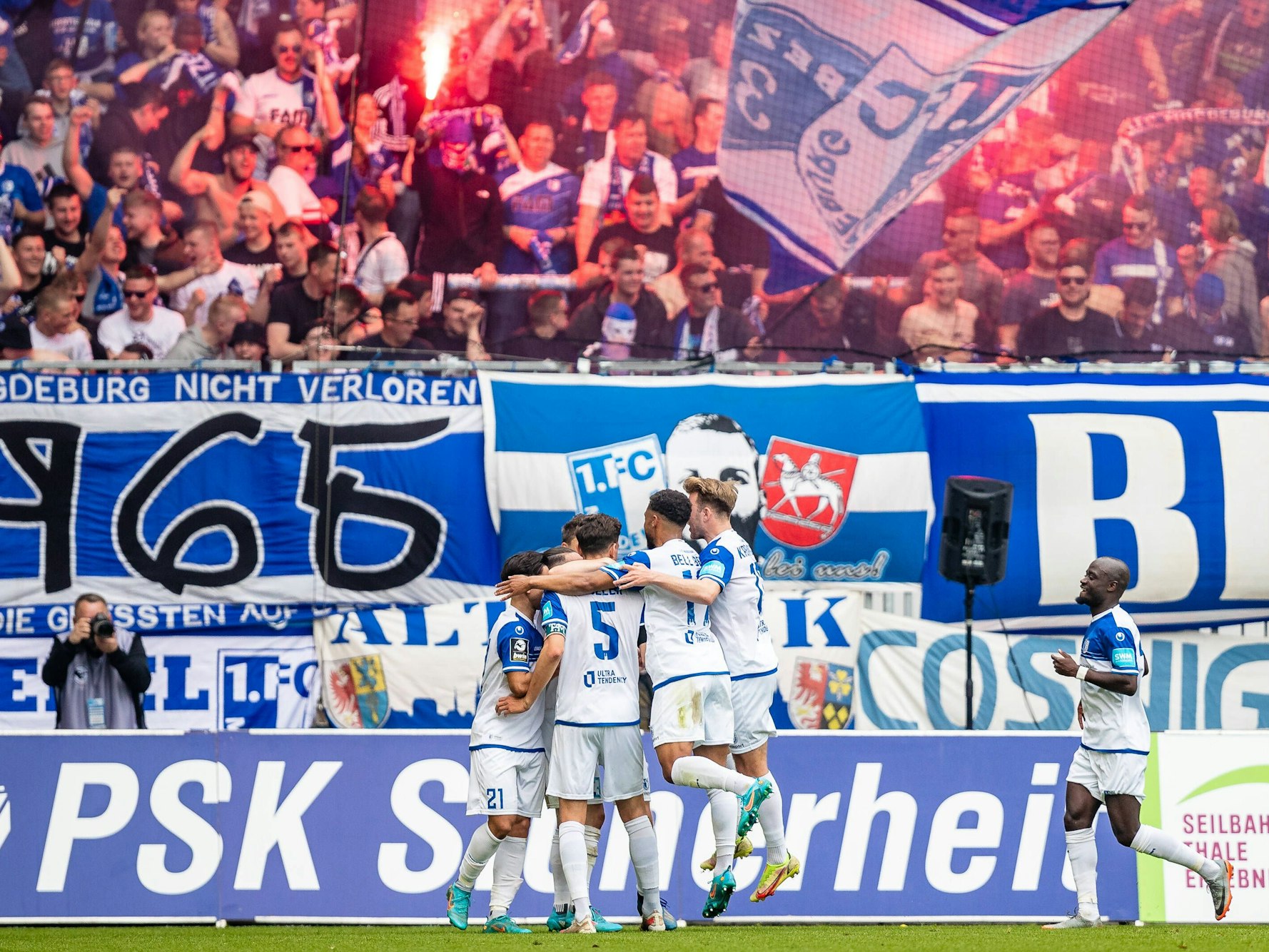 Die Fans des 1. FC Magdeburg zünden während des Spiels Bengalos.