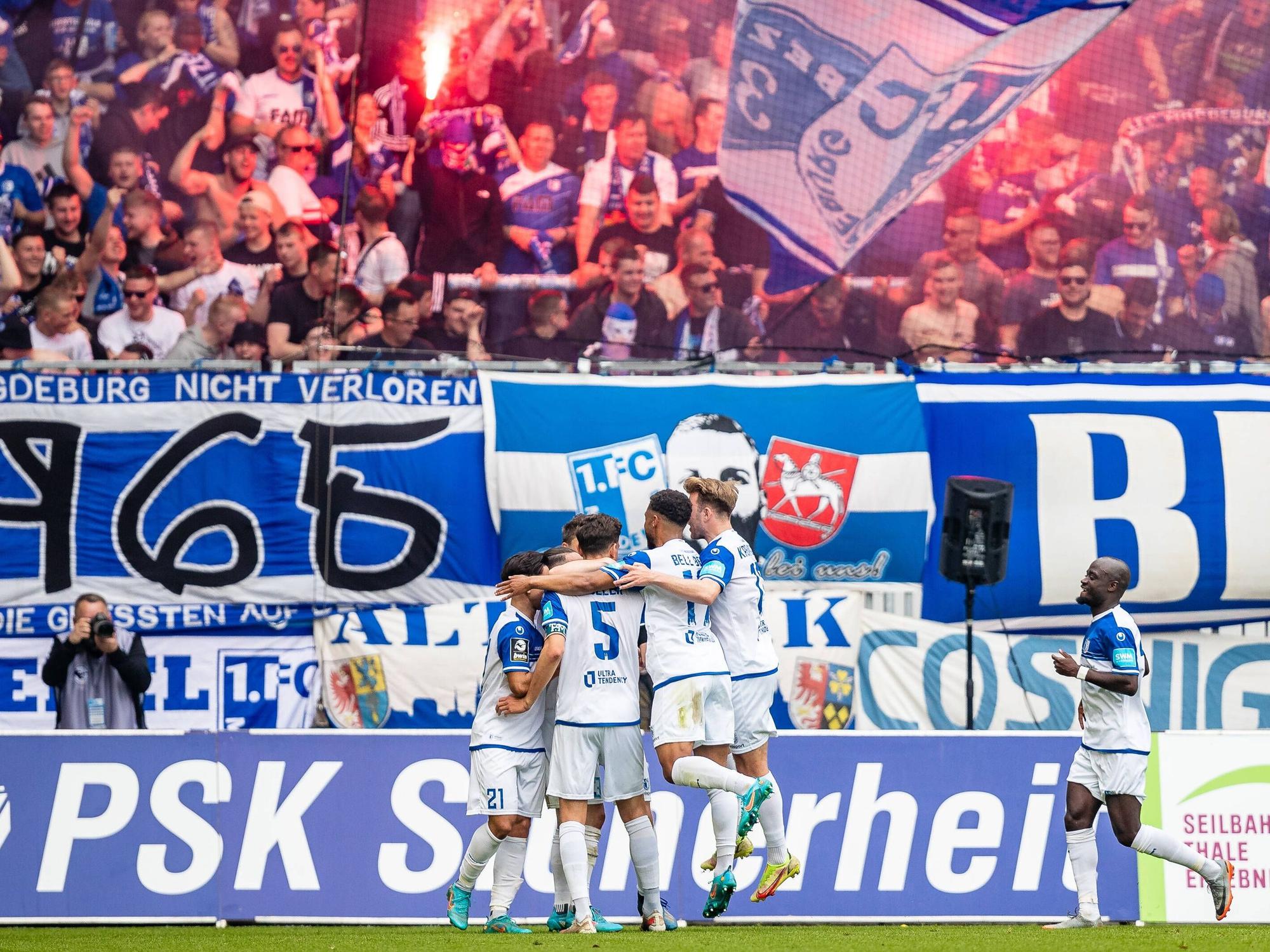 Die Fans des 1. FC Magdeburg zünden während des Spiels Bengalos.
