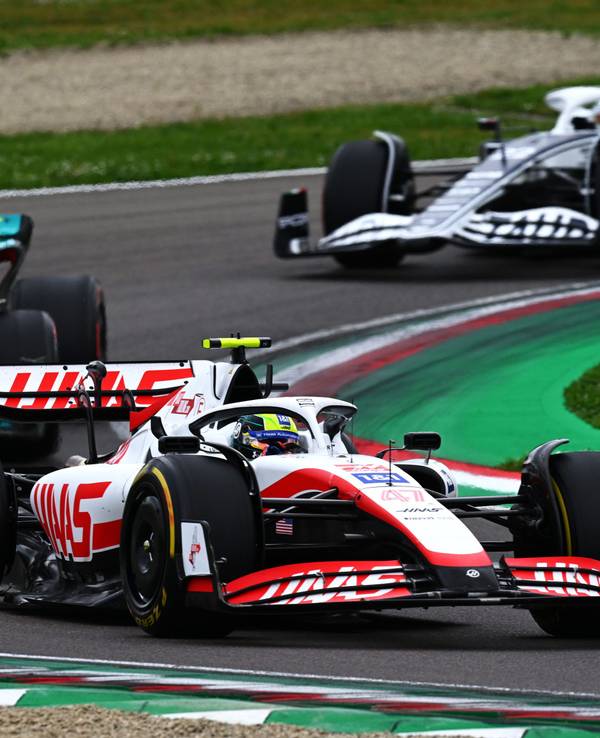 Mick Schumacher fährt im Sprintrennen der Formel 1 in Imola vor dem Silberpfeil von George Russell.