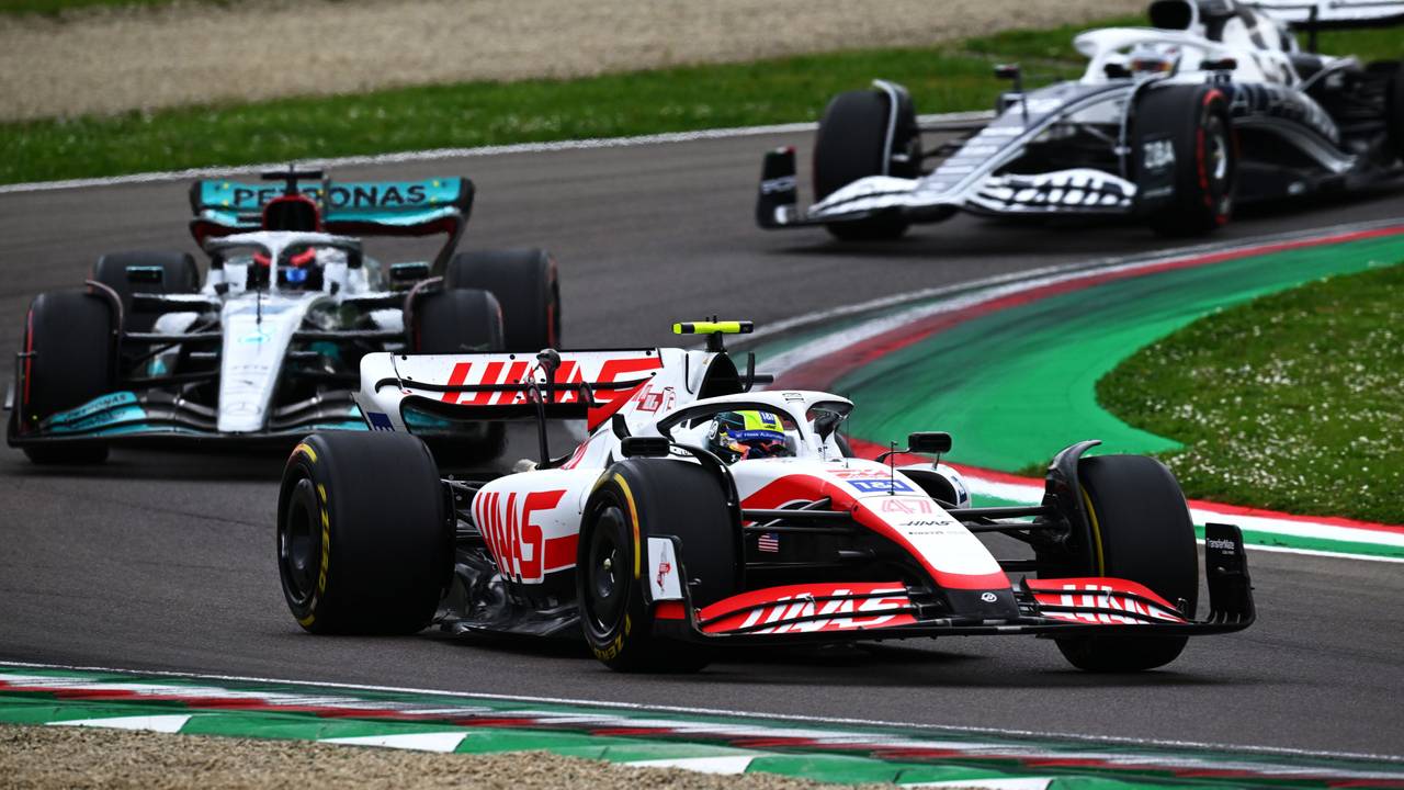 Mick Schumacher fährt im Sprintrennen der Formel 1 in Imola vor dem Silberpfeil von George Russell.