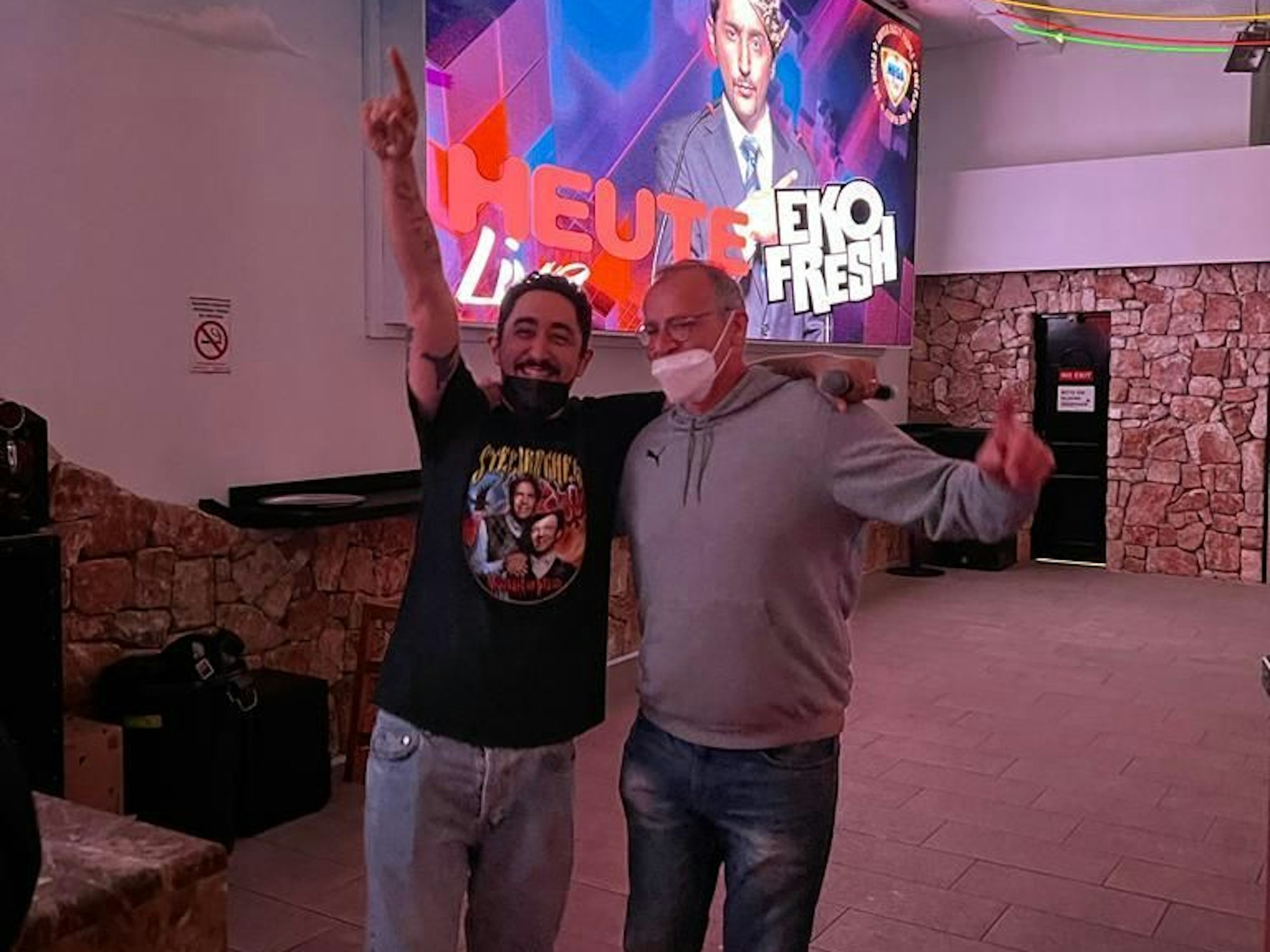 Eko Fresh mit Tourmanager Christian im Megapark auf Mallorca, wo der Rapper am Freitag (22. April 20022) auftrat.
Das Foto wurde EXPRESS.de von Eko Fresh honorarfrei zur Vefügung gestllt.
Foto: Eko Fresh/privat