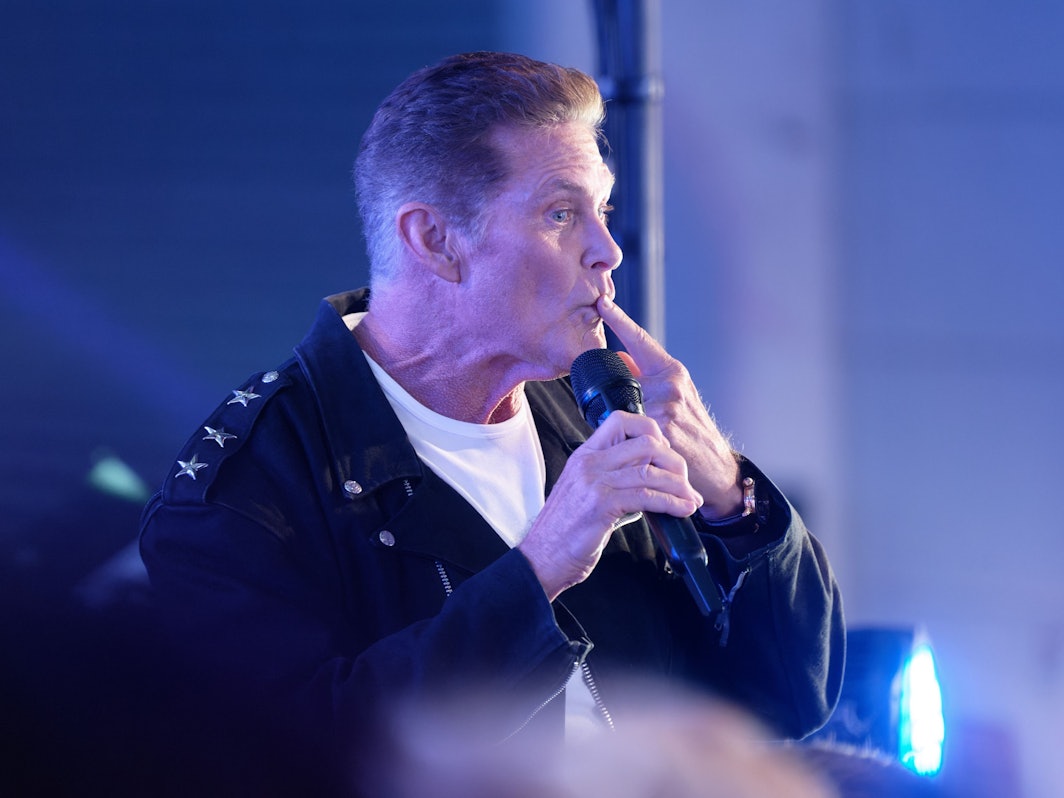 David Hasselhoff (hier im August bei der Auftaktshow zu âPromi Big Brother 2021â) hat eine traurige Nachricht fĂŒr seine Fans in Deutschland.