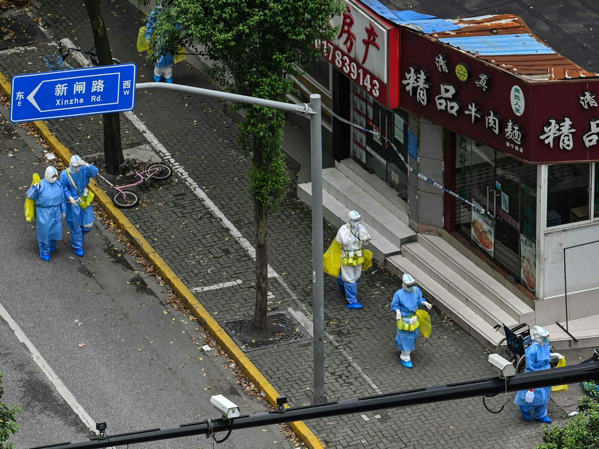 Mitarbeiter der Gesundheitsbehörde im Jing'an-Distrikt in Shanghai.