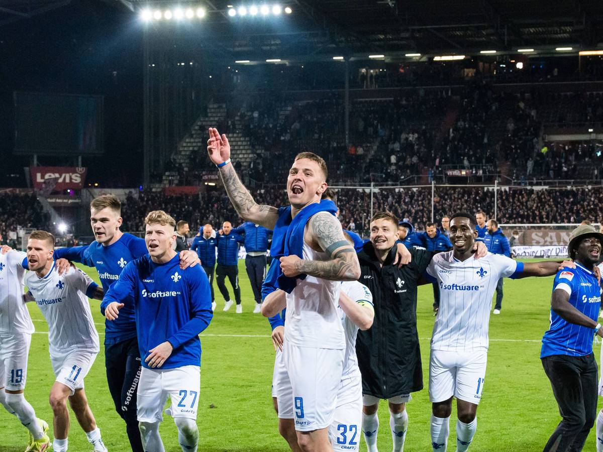 Der SV Darmstadt 98 feiert den Sieg im Millerntor-Stadion.