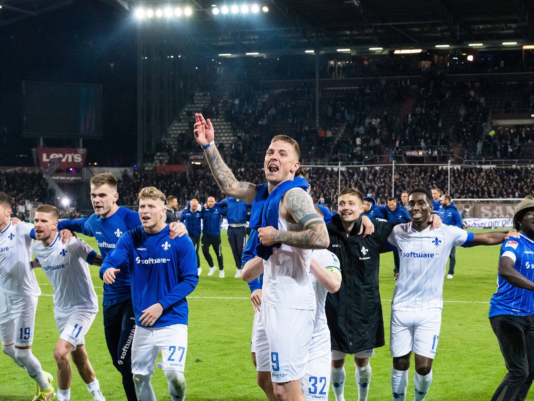 Der SV Darmstadt 98 feiert den Sieg im Millerntor-Stadion.