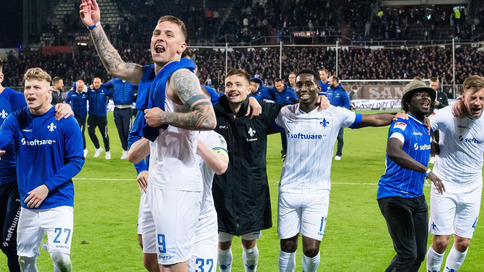 Der SV Darmstadt 98 feiert den Sieg im Millerntor-Stadion.