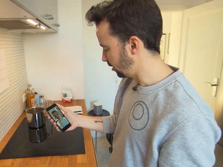 Fußball-Star Matthias Ginter wünscht Schwager Christopher viel Erfolg beim Dinner.
Vox, Das perfekte Dinner (Ausstrahlung am 24.4.2022)
Foto von der Teleschau gezogen
