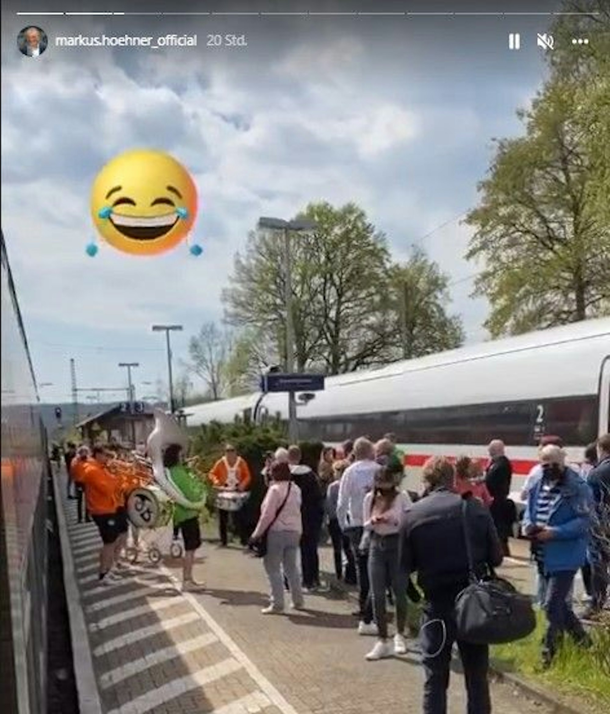 Markus Höhner und die Bahngäste werden von einer Blaskapelle unterhalten