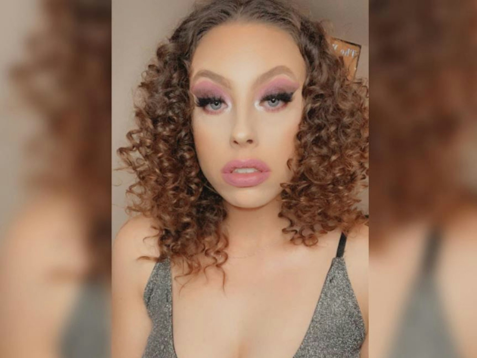 Hartz und herzlich in den Benz Baracken (Mannheim): Janine hat nicht nur ein Stipendium abgesahnt, sie hat nun ihre Ausbildung sogar mit Bestnote abgeschlossen. Das Selfie veröffentlichte sie am 10. April 2021 auf Instagram.