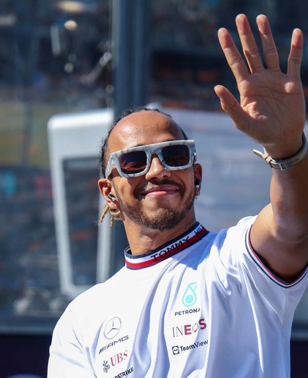 Lewis Hamilton winkt den Zuschauern vor dem Australien-Rennen der Formel 1