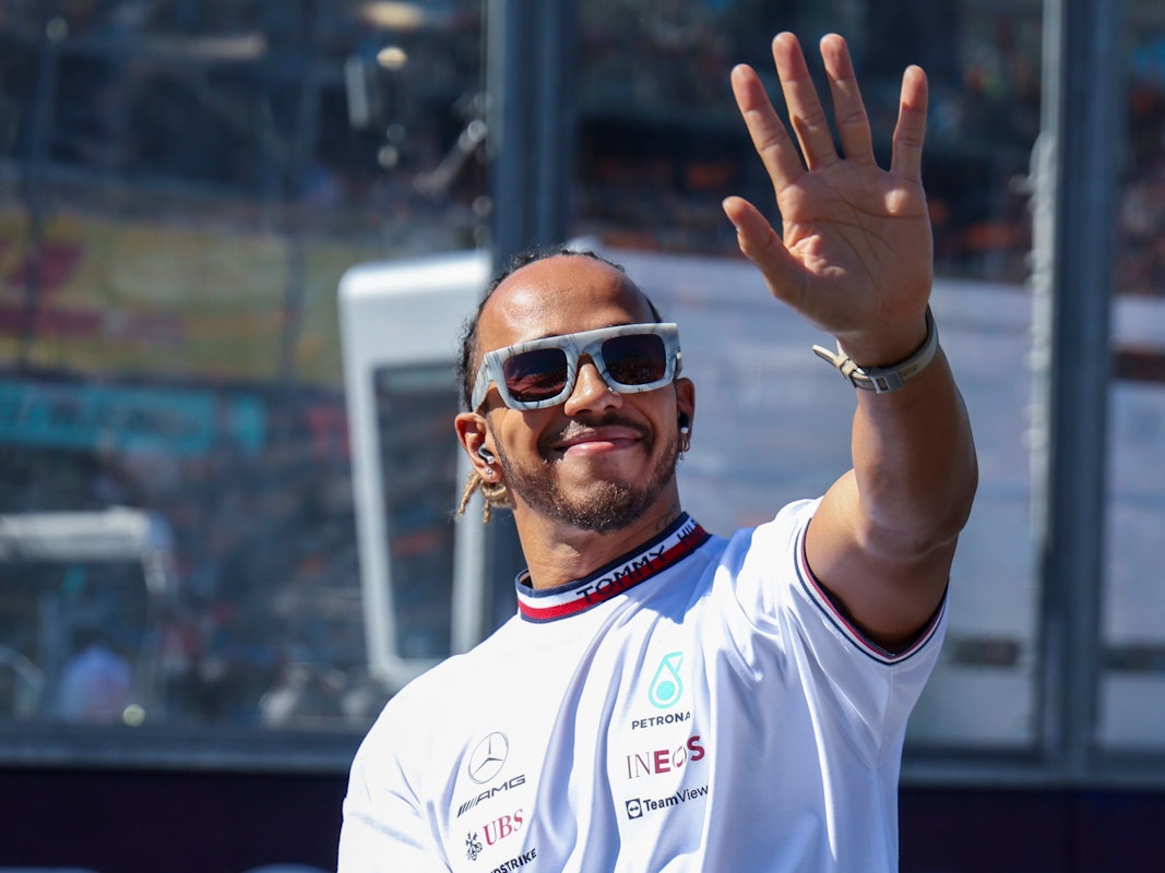 Lewis Hamilton winkt den Zuschauern vor dem Australien-Rennen der Formel 1