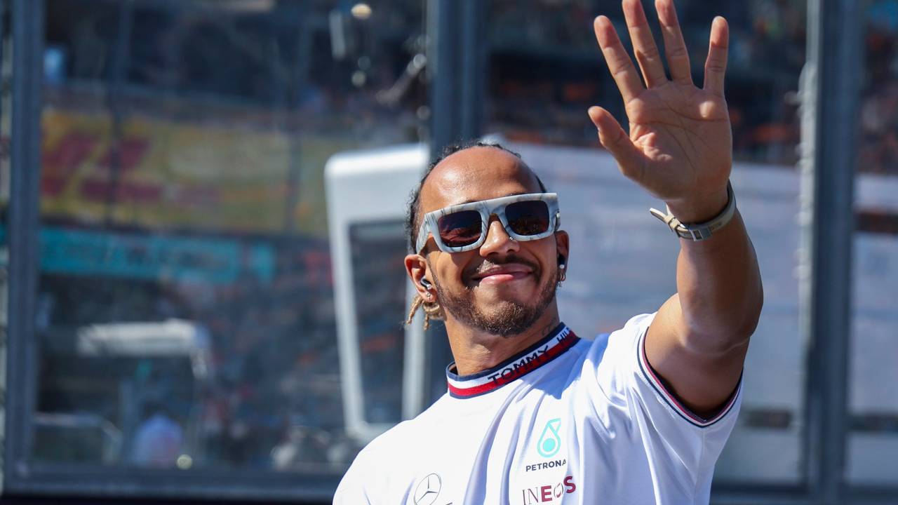 Lewis Hamilton winkt den Zuschauern vor dem Australien-Rennen der Formel 1