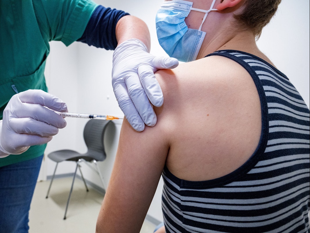 Ein Junge wird bei einem Impftermin im Impfzentrum des Landkreises Vorpommern-Greifswald beim Familienimpftag mit dem Impfstoff von Biontech/Pfizer geimpft.