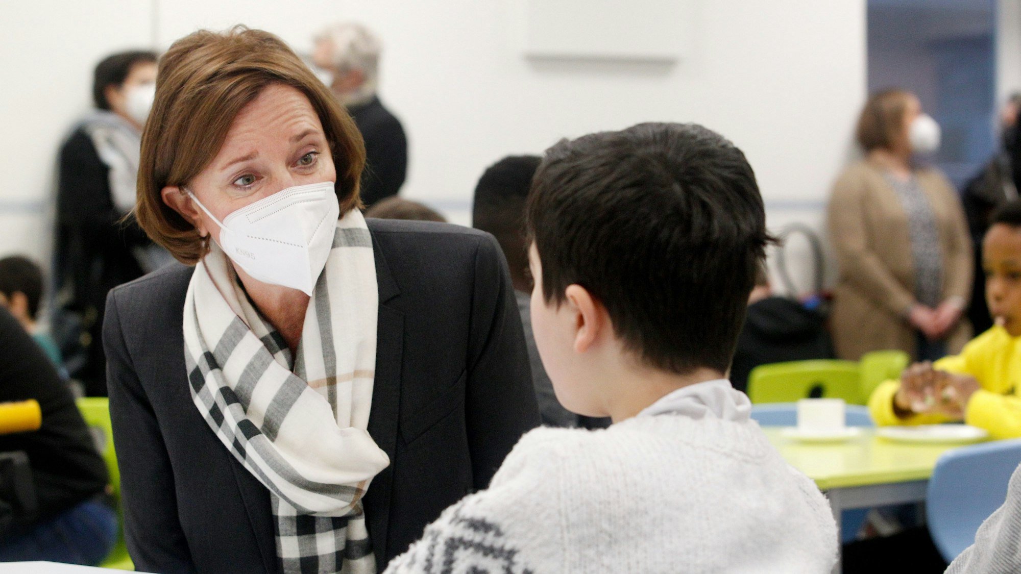 Schulministerin Yvonne Gebauer im Gespräch mit einem Schüler.