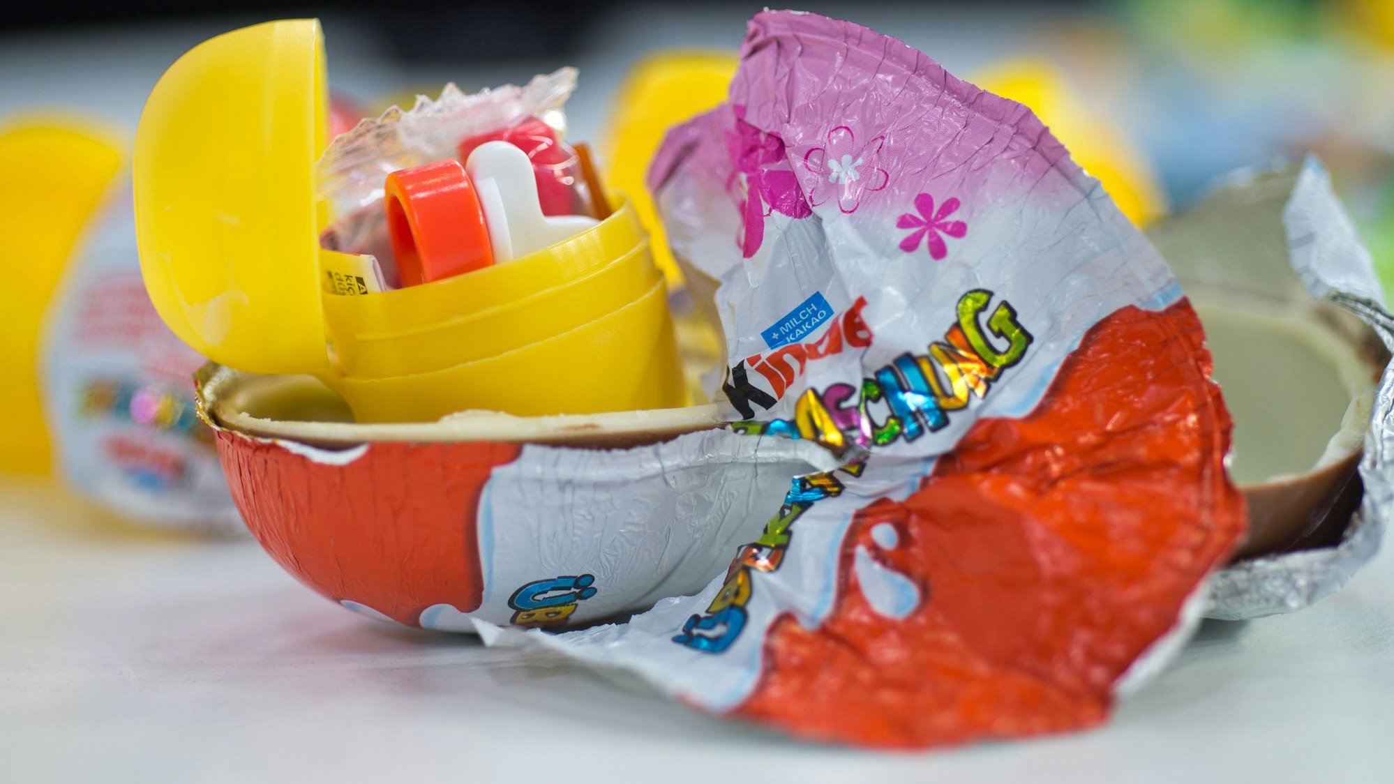 Ferrero-Rückruf auch in Deutschland: Viele Produkte aus der „Kinder“-Reihe sind inzwischen schon zu Ladenhütern geworden. Schließlich hatten sich sogar die Jüngsten mit Salmonellen infiziert. Unser Symbolbild zeigt ein Überraschungsei von Ferrero. Auch Überraschungseier sind aktuell betroffen.