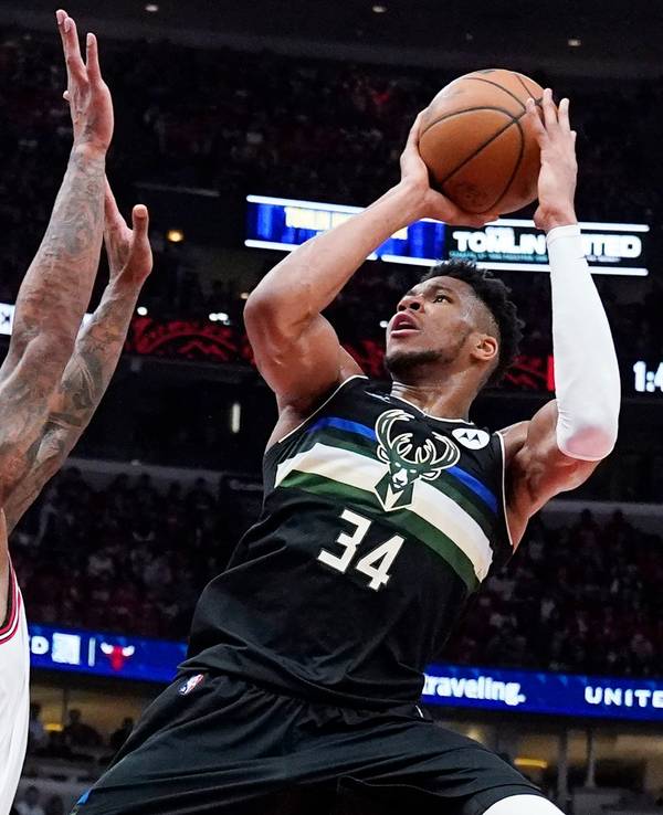 Giannis Antetokounmpo wirft in der NBA für Milwaukee einen Korb.