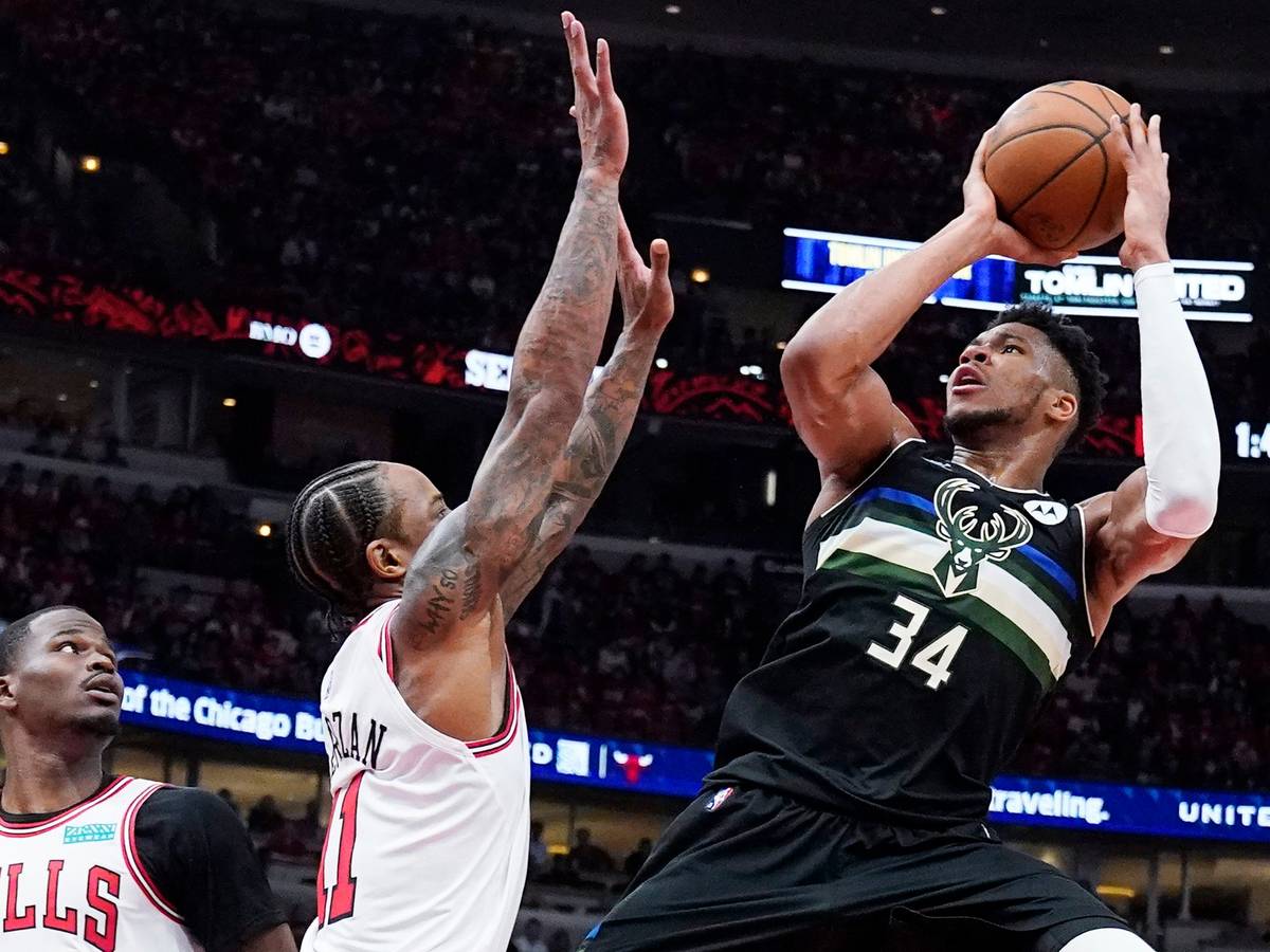 Giannis Antetokounmpo wirft in der NBA für Milwaukee einen Korb.