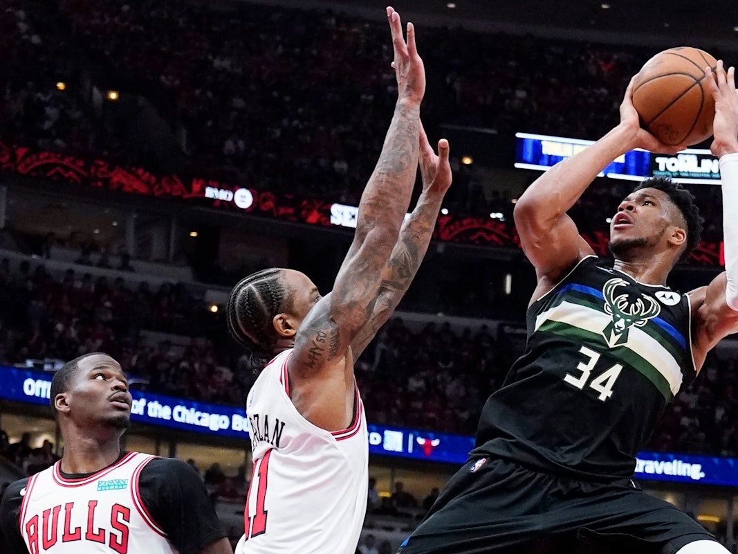 Giannis Antetokounmpo wirft in der NBA für Milwaukee einen Korb.