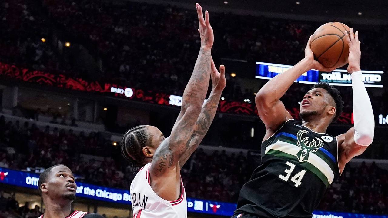 Giannis Antetokounmpo wirft in der NBA für Milwaukee einen Korb.