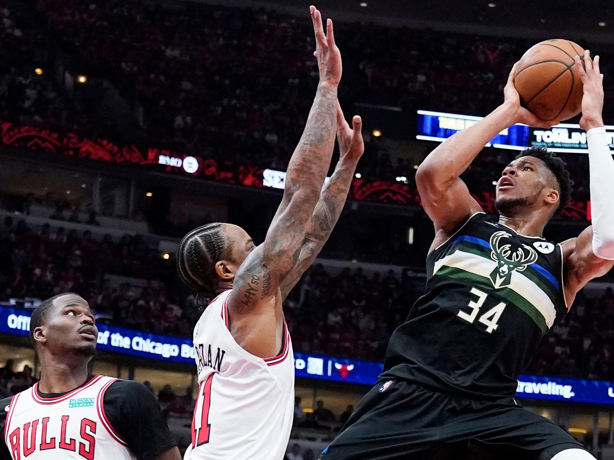 Giannis Antetokounmpo wirft in der NBA für Milwaukee einen Korb.