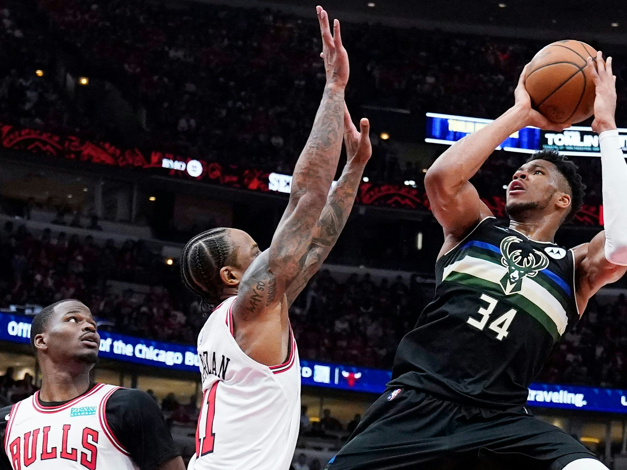 Giannis Antetokounmpo wirft in der NBA für Milwaukee einen Korb.