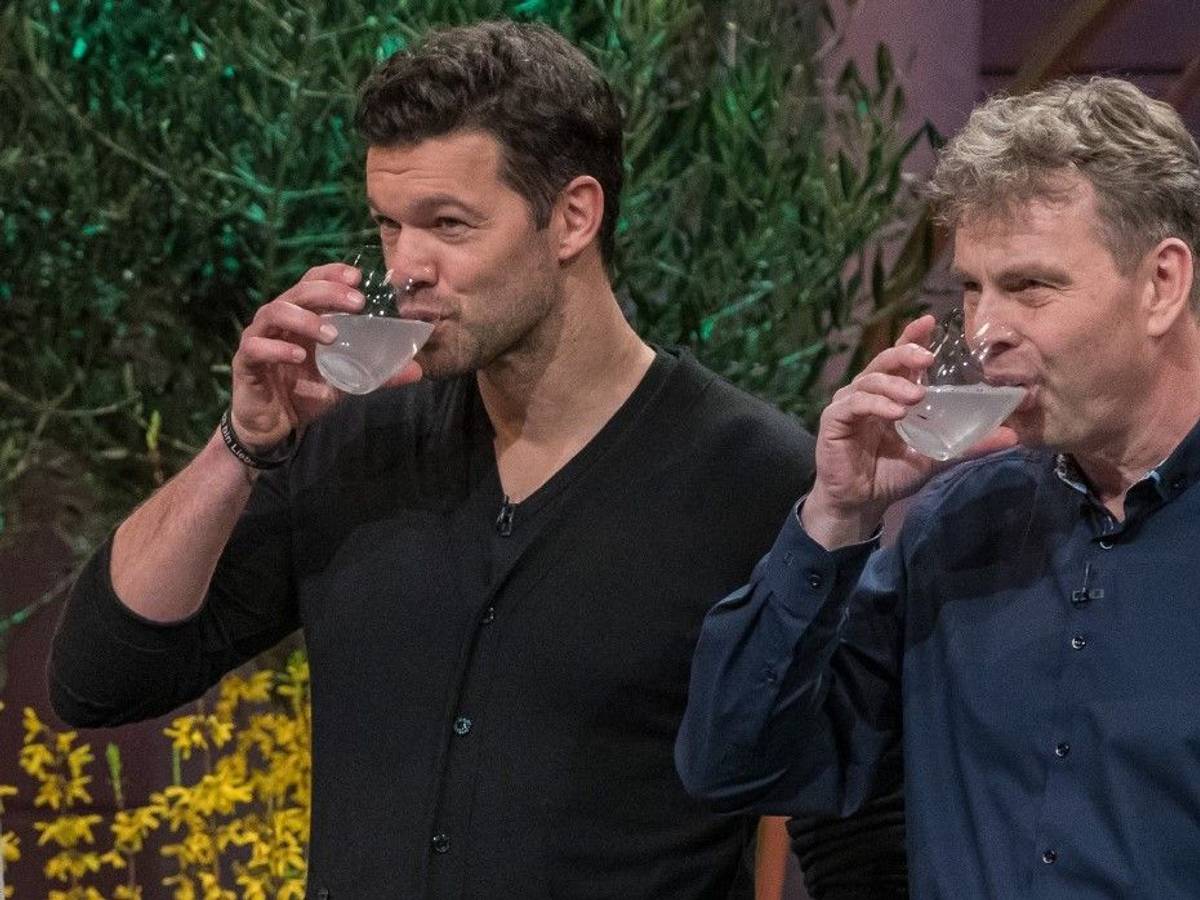 Michael Ballack und Geschäftspartner Thomas Hüster trinken bei der Vorstellung des Start-ups Lucky Plant in der Höhle der Löwen Pflanzen-Dünger.