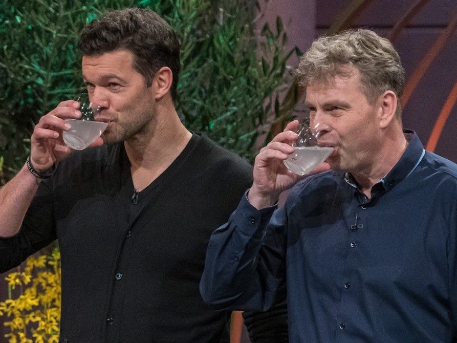Michael Ballack und Geschäftspartner Thomas Hüster trinken bei der Vorstellung des Start-ups Lucky Plant in der Höhle der Löwen Pflanzen-Dünger.