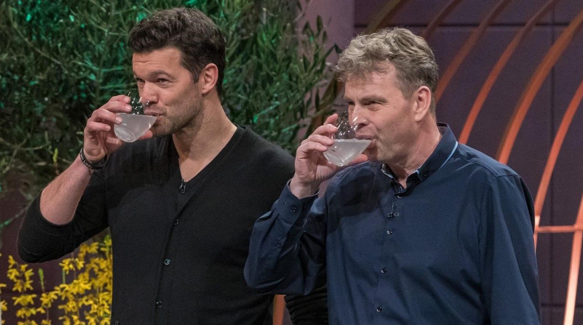 Michael Ballack und Geschäftspartner Thomas Hüster trinken bei der Vorstellung des Start-ups Lucky Plant in der Höhle der Löwen Pflanzen-Dünger.