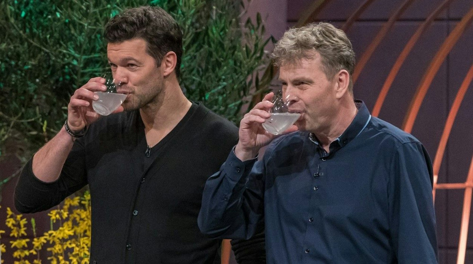 Michael Ballack und Geschäftspartner Thomas Hüster trinken bei der Vorstellung des Start-ups Lucky Plant in der Höhle der Löwen Pflanzen-Dünger.
