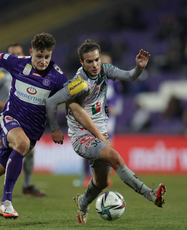 Eric Martel von Austria Wien im Zweikampf mit Matthäus Taferner vom Wolfsberger AC, hier am 27. Februar 2022.