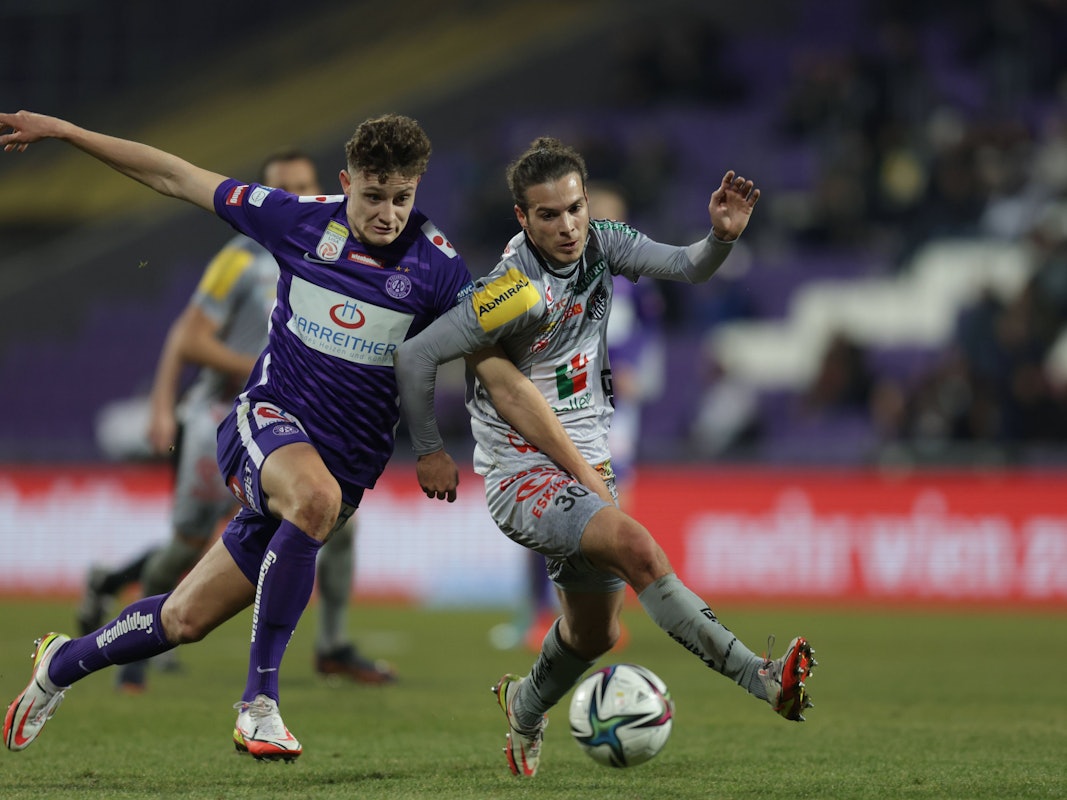 Eric Martel von Austria Wien im Zweikampf mit Matthäus Taferner vom Wolfsberger AC, hier am 27. Februar 2022.