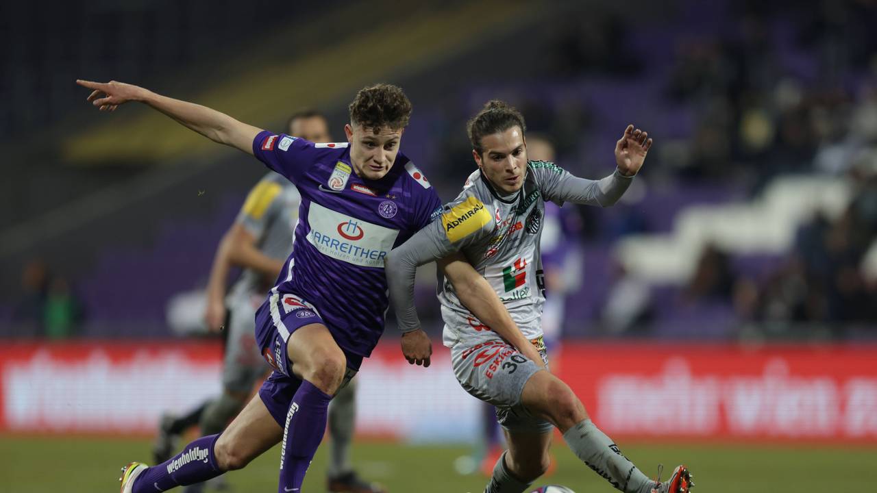 Eric Martel von Austria Wien im Zweikampf mit Matthäus Taferner vom Wolfsberger AC, hier am 27. Februar 2022.
