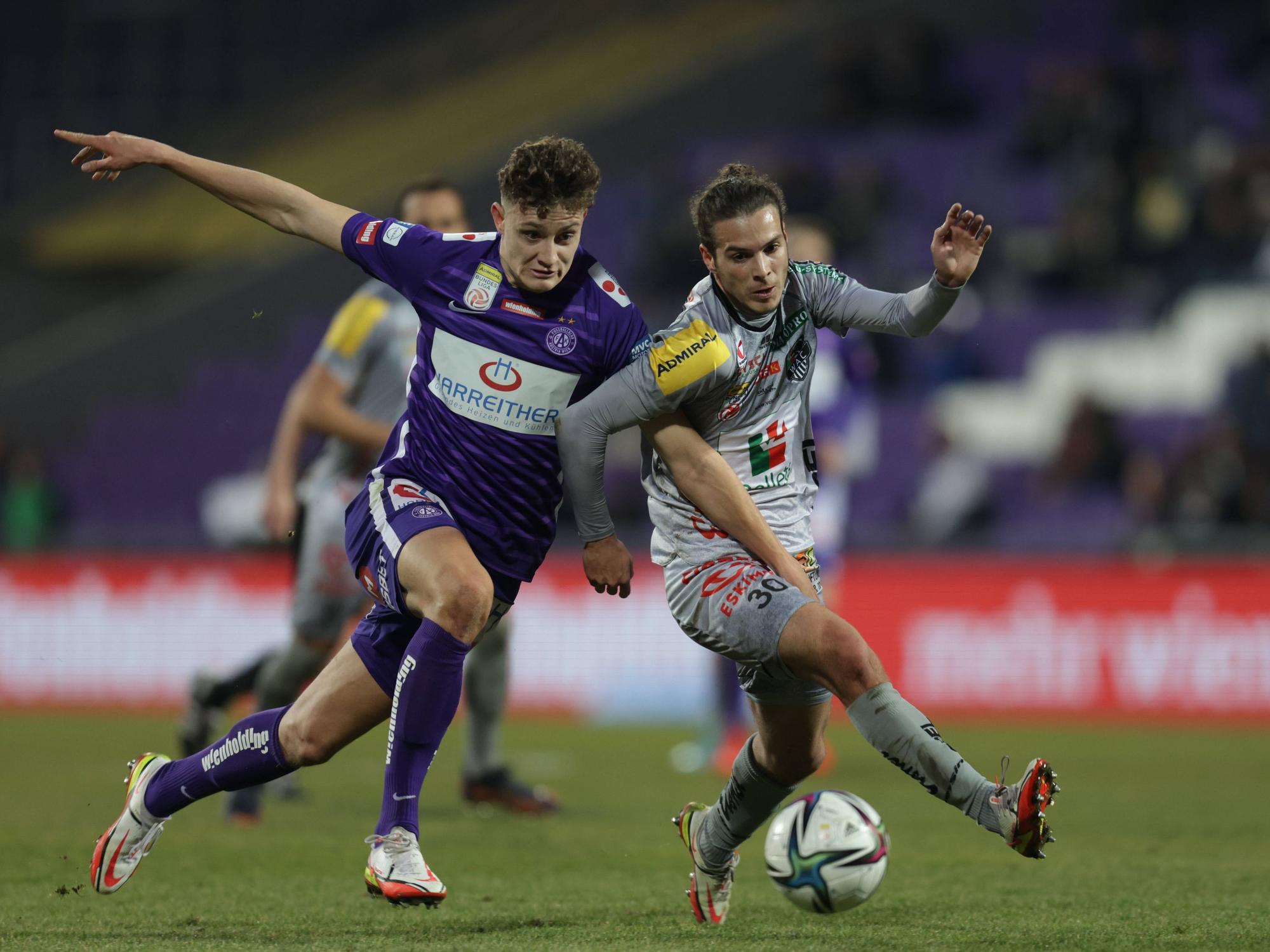 Eric Martel von Austria Wien im Zweikampf mit Matthäus Taferner vom Wolfsberger AC, hier am 27. Februar 2022.