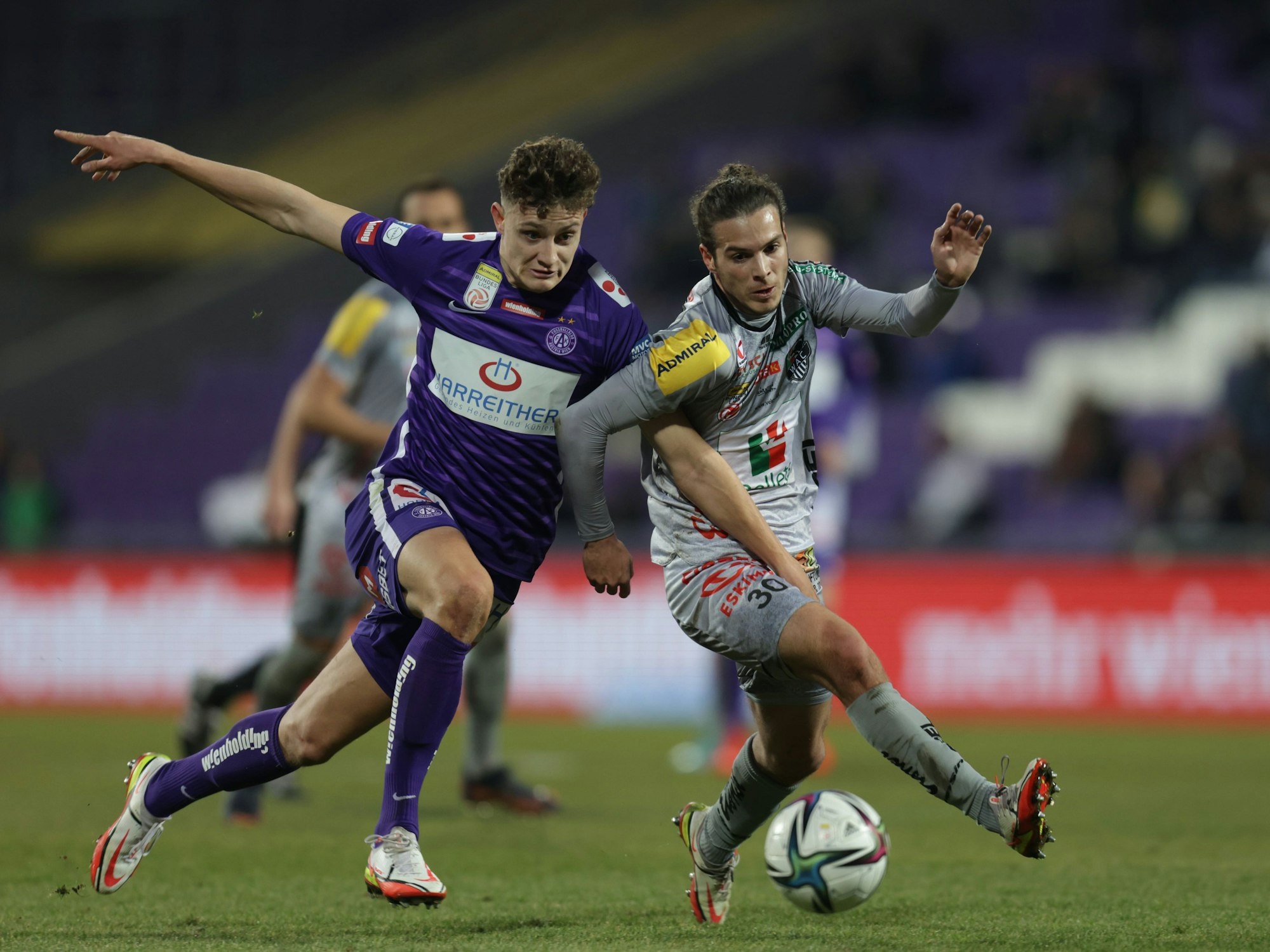 Eric Martel von Austria Wien im Zweikampf mit Matthäus Taferner vom Wolfsberger AC, hier am 27. Februar 2022.