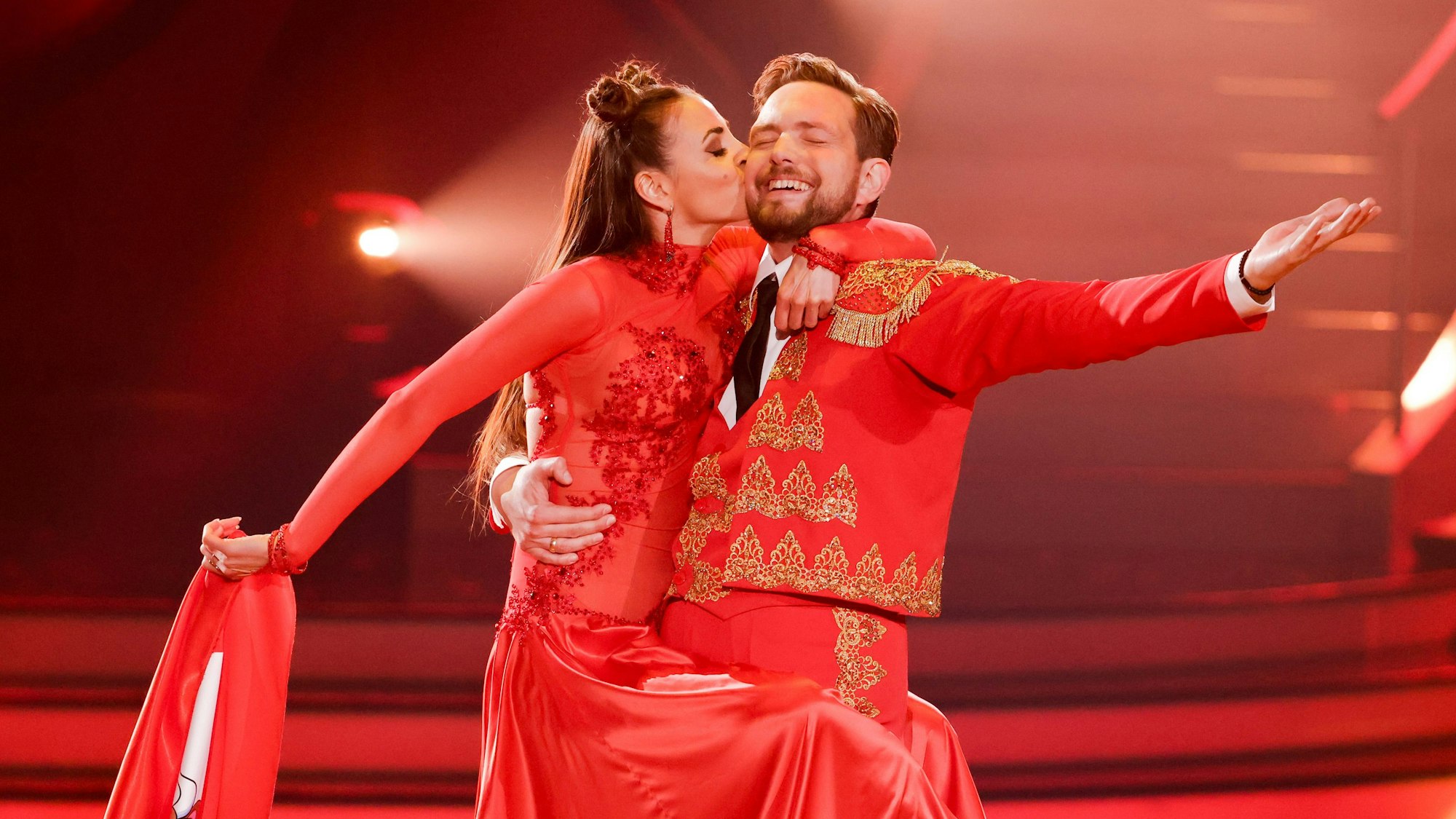 Bastian Bielendorfer, Comedian, und Ekaterina Leonova, Profitänzerin, tanzen in der RTL-Tanzshow "Let's Dance" im Coloneum.