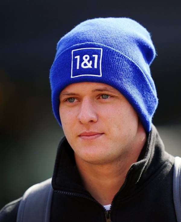 Mick Schumacher geht in Zivil und mit Mütze durch das Fahrerlager der Formel 1 in Imola