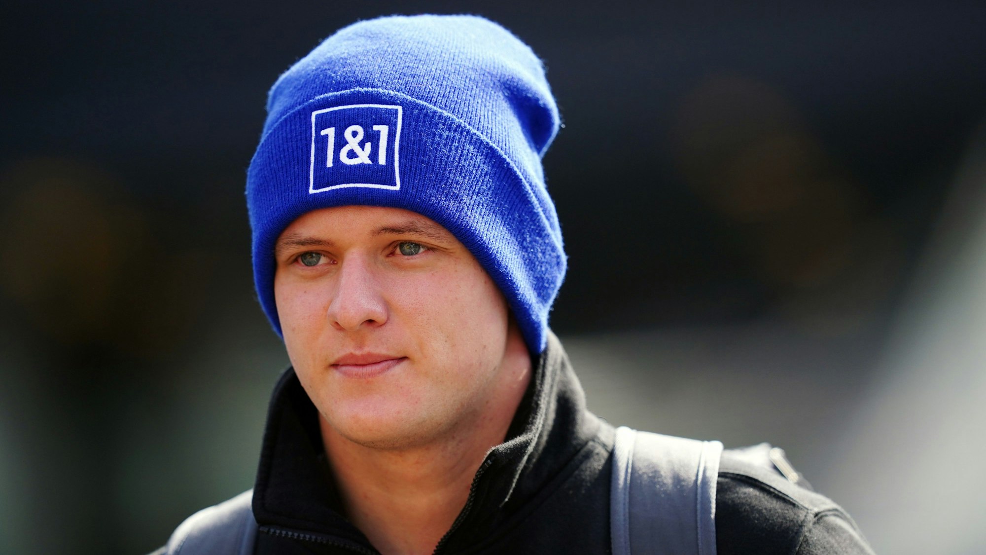 Mick Schumacher geht in Zivil und mit Mütze durch das Fahrerlager der Formel 1 in Imola