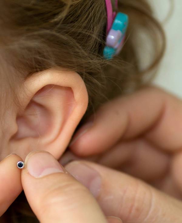 Rückruf von Schmuck: Bei bestimmten Ohrringen ist jetzt Vorsicht geboten. Sie können schlimme allergische Reaktionen auslösen. Unser Symbolbild zeigt Ohrringe bei einem Kind.