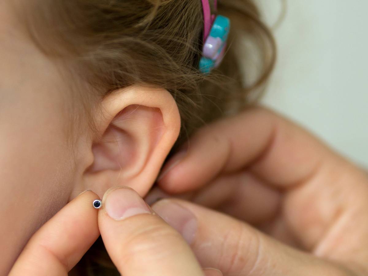 Rückruf von Schmuck: Bei bestimmten Ohrringen ist jetzt Vorsicht geboten. Sie können schlimme allergische Reaktionen auslösen. Unser Symbolbild zeigt Ohrringe bei einem Kind.