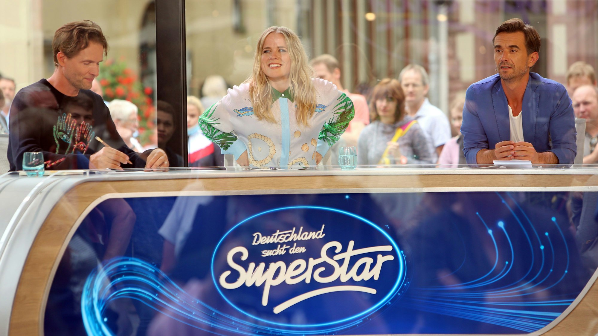 Toby Gad, Musikproduzent (l-r), Ilse DeLange, Sängerin, und Schlagerstar Florian Silbereisen, die Jury der RTL-Castingshow „Deutschland sucht den Superstar“ (DSDS), sitzt bei der Aufzeichnung der Castings in einem Glaskasten mitten auf dem Marktplatz von Wernigerode im Harz.