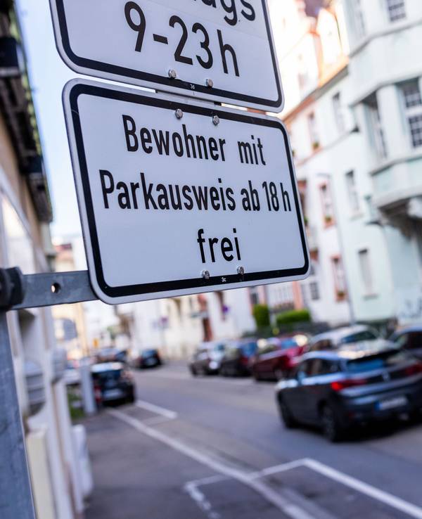 So wie hier im Mai 2021 in Freiburg gibt es überall in Deutschland gekennzeichnete Flächen, auf denen Anwohjnerinnen und Anwohner mit einem entsprechenden Ausweis parken können.