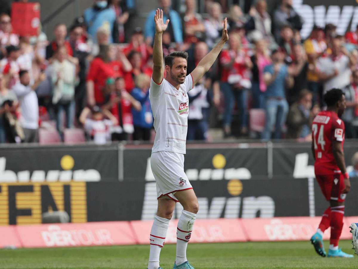 Mark Uth jubelt über seinen Treffer gegen Bielefeld.