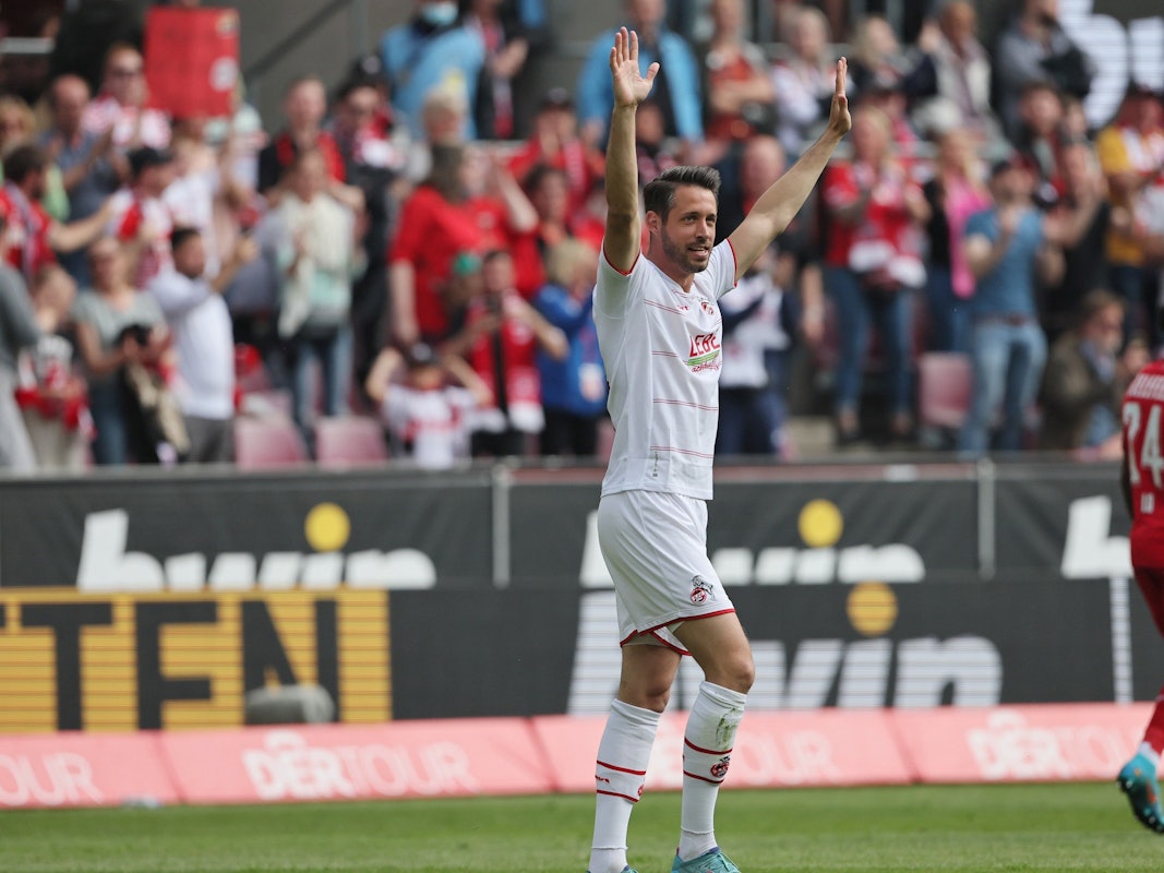 Mark Uth jubelt über seinen Treffer gegen Bielefeld.
